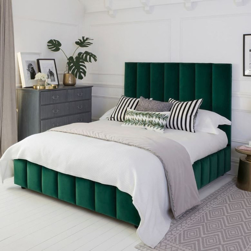 Кровать зеленого цвета с изголовьем