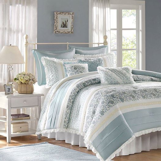 Спальня в бело-голубом цвете