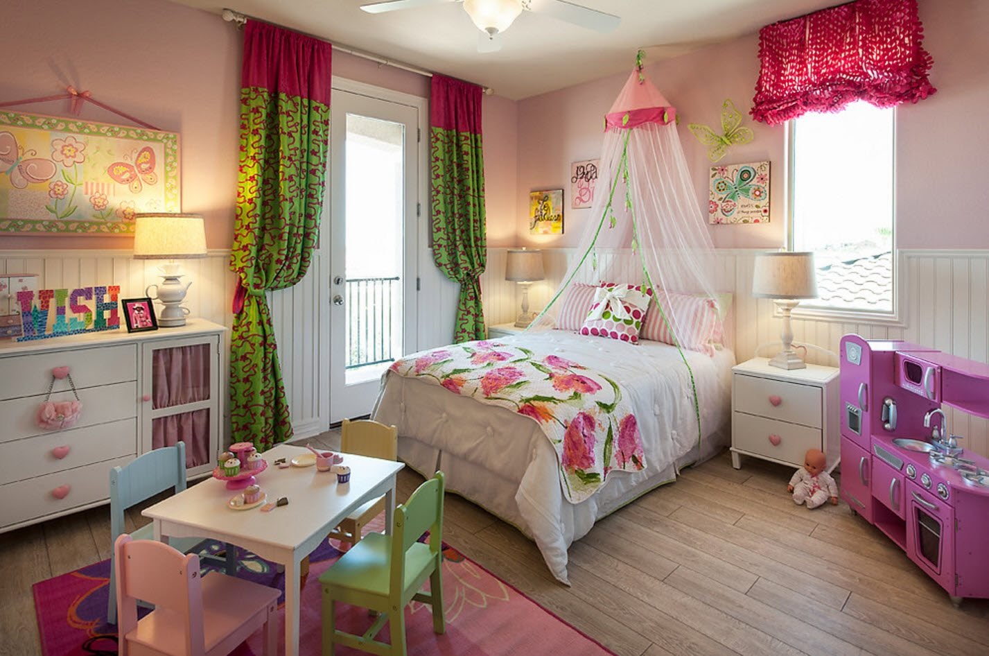 Розовая яркая комната для девочки