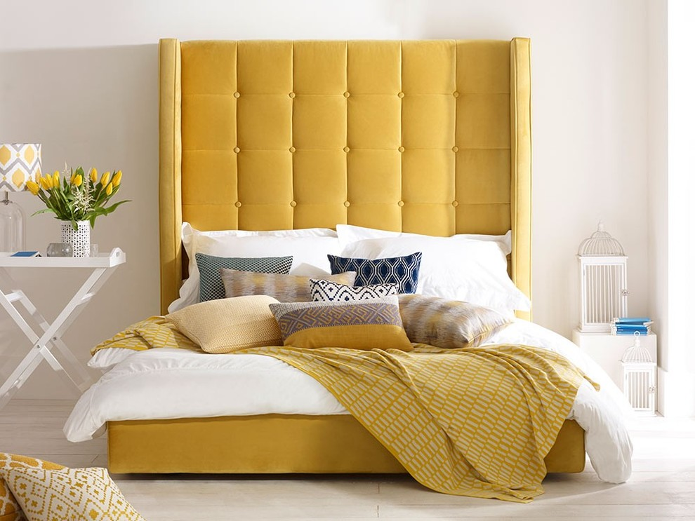 Кровать в мягкой обивке яркого цвета