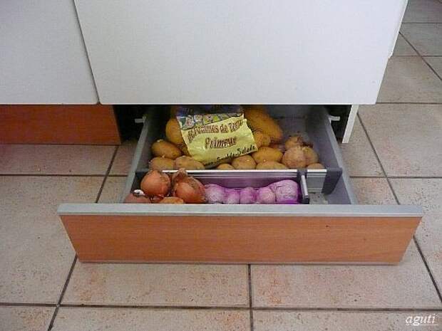 ящик в цоколе кухни для хранения овощей
