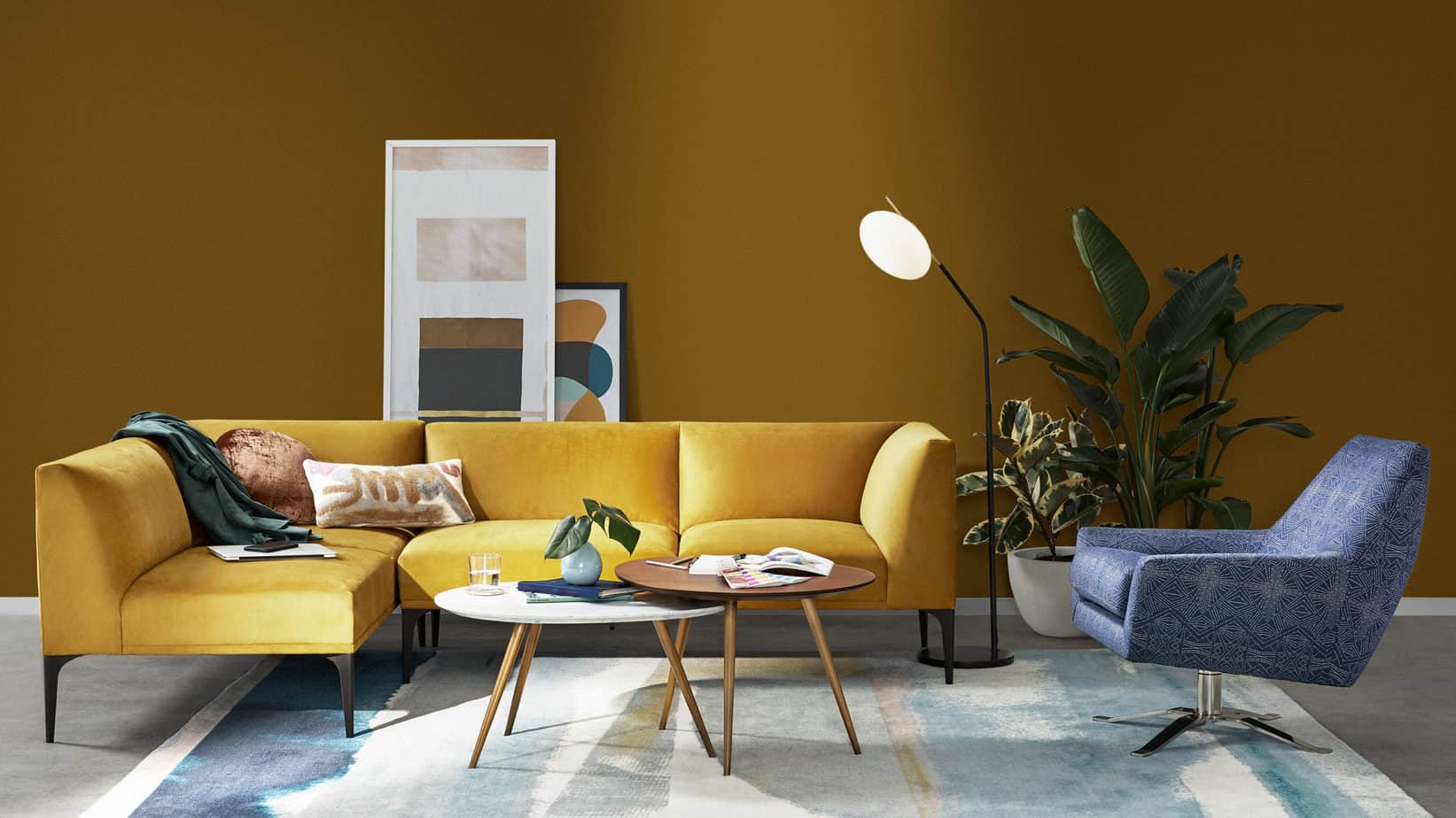Желтый угловой диван в гостиной