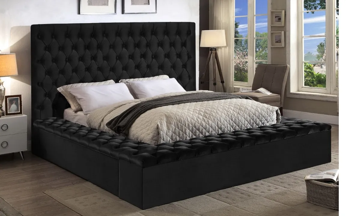 двуспальная черная кровать в интерьере