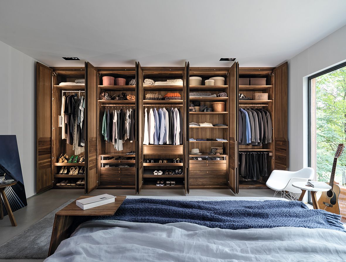 Спальня с шкафами для одежды