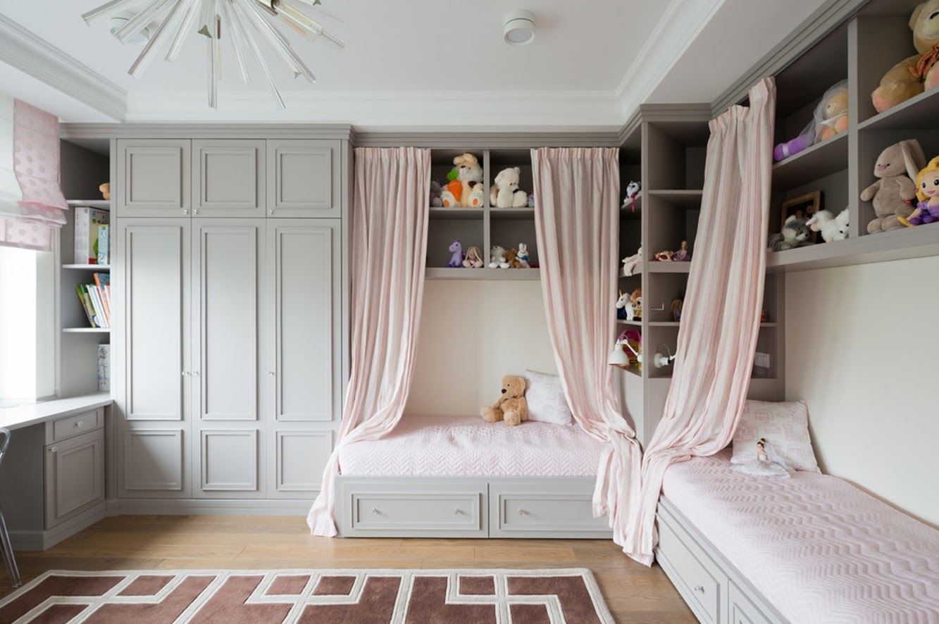 Розовая комната с двумя кроватями