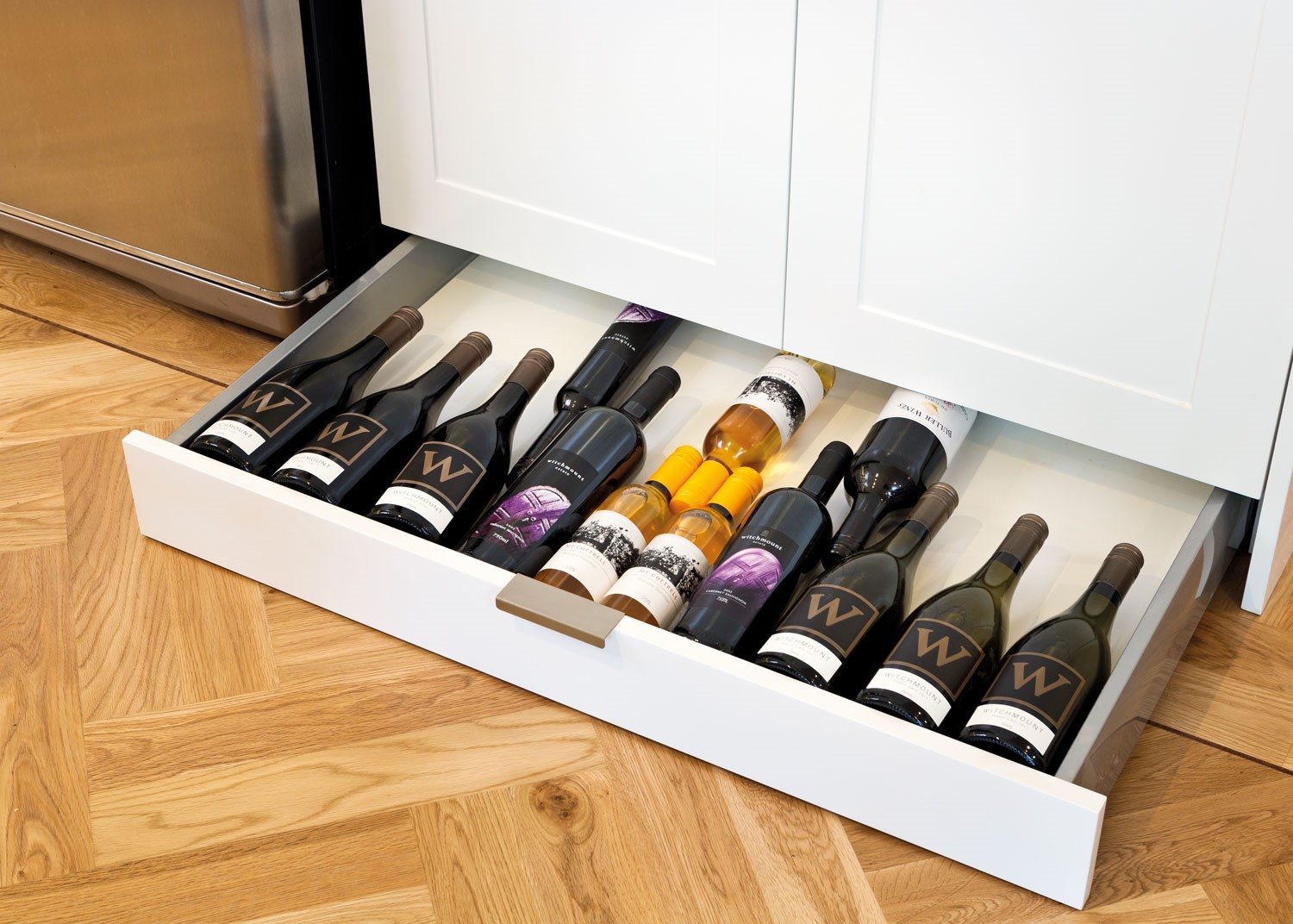 цокольные ящики на кухне для винных бутылок
