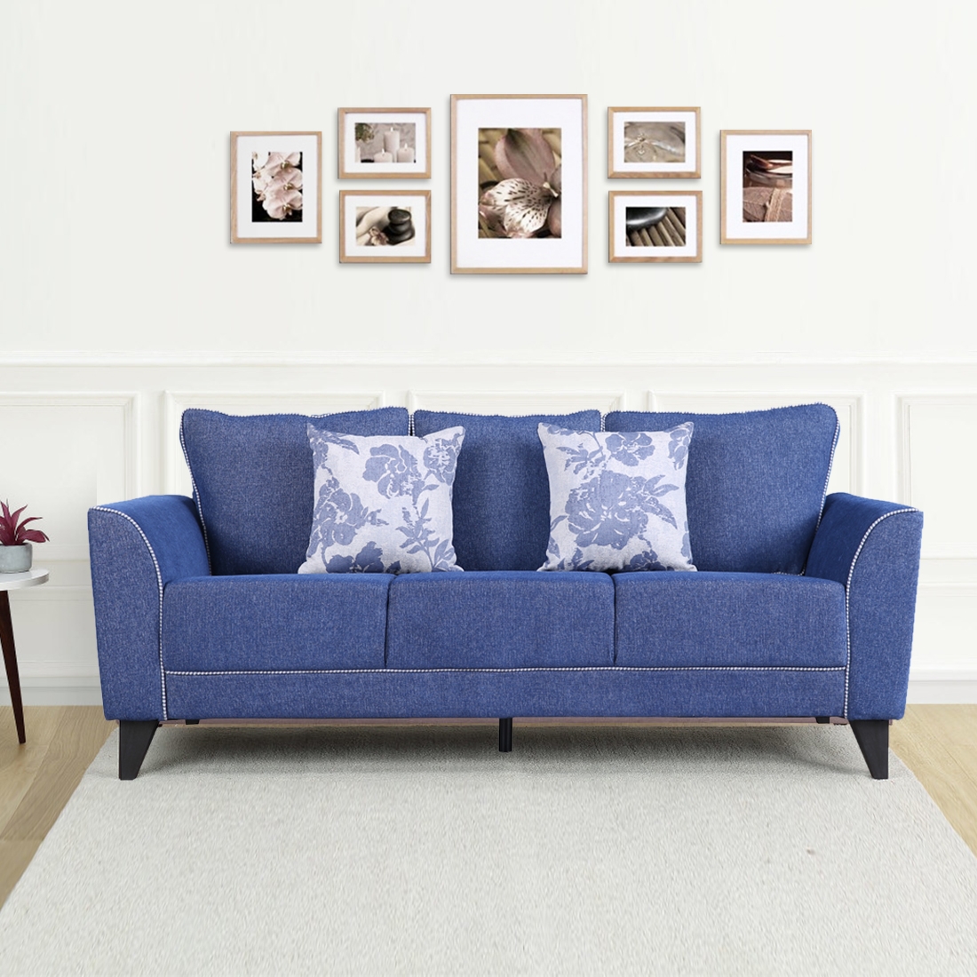 Синий диван в интерьере 12