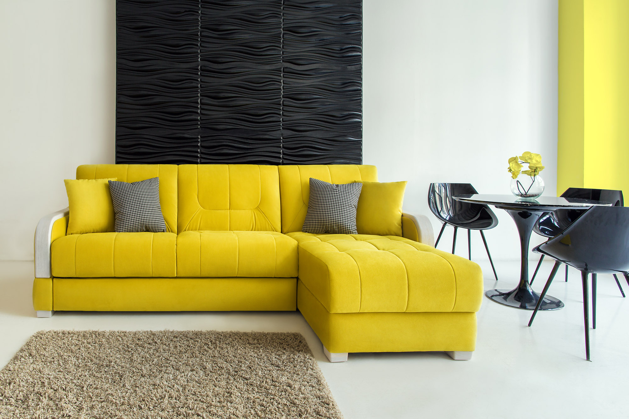 желтый диван в интерьере 