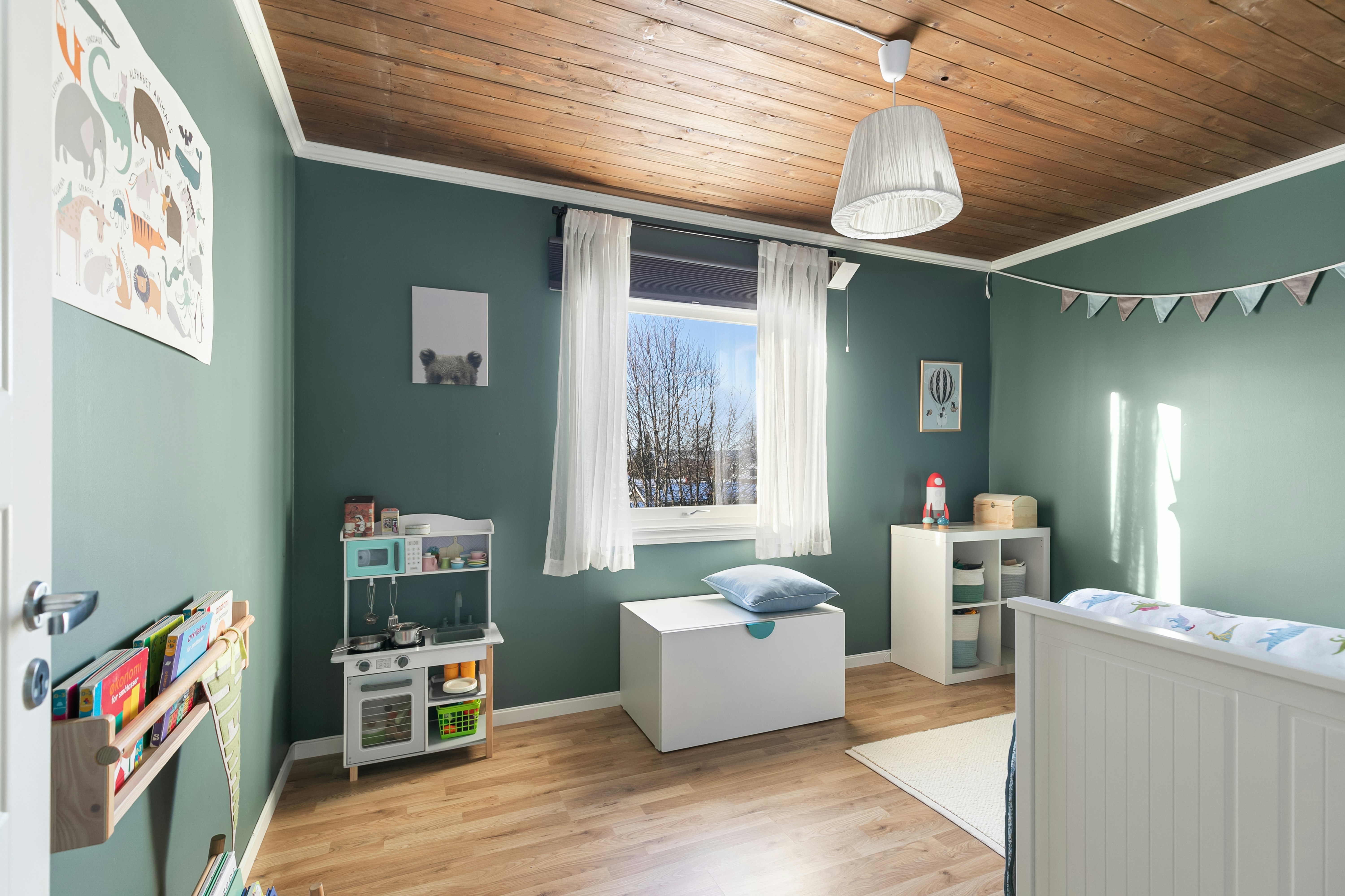 бирюзовая стена в детской стена фото