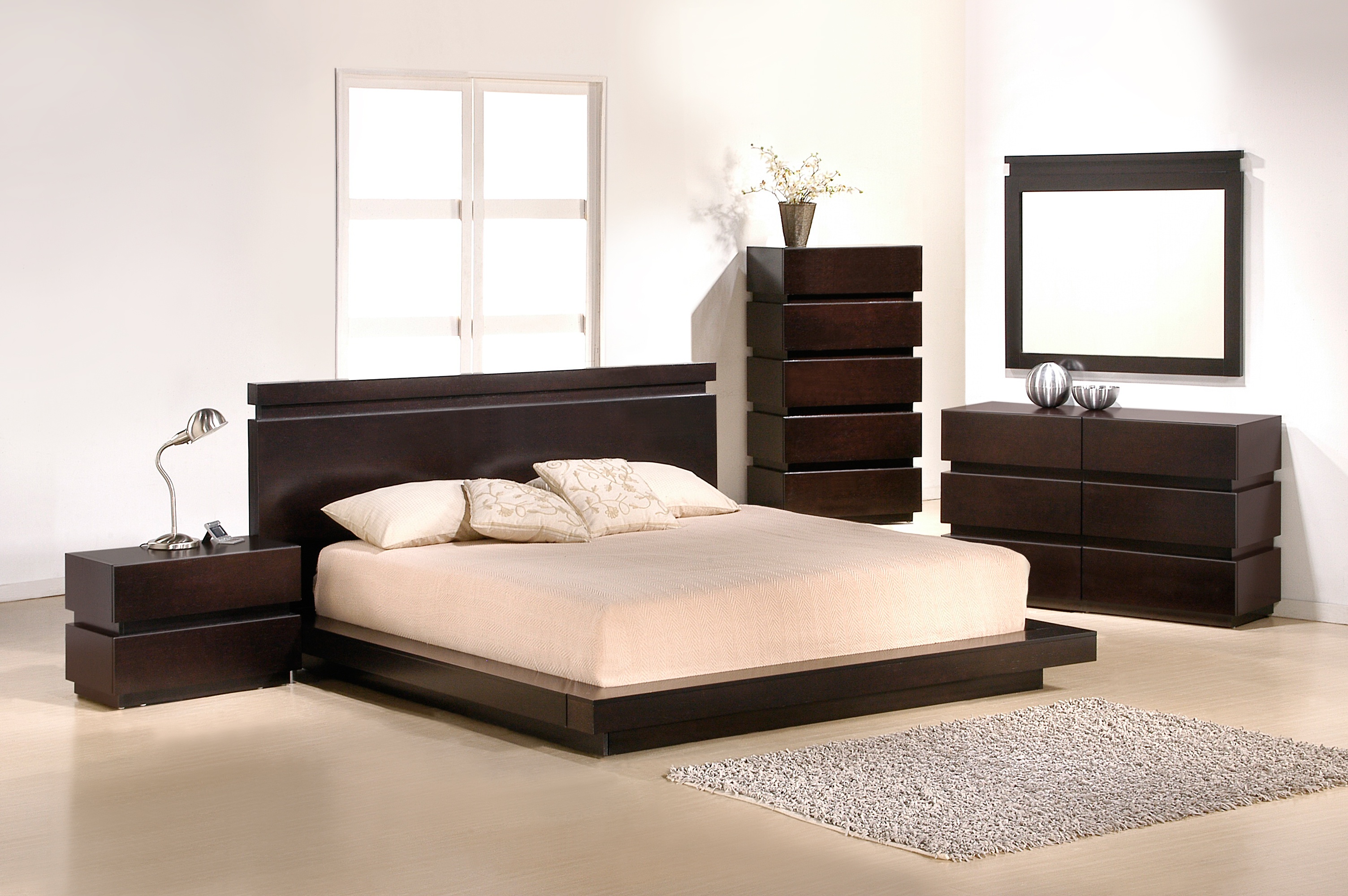 двуспальная кровать коричнево-бежевая 