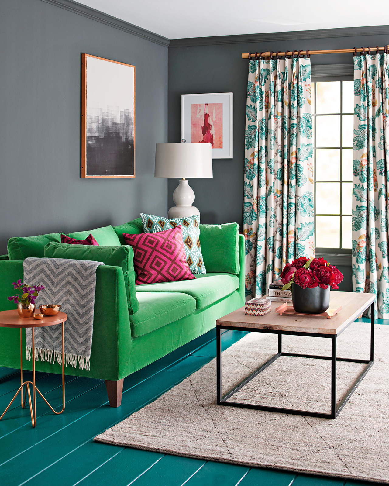 зеленый диван в интерьере зала