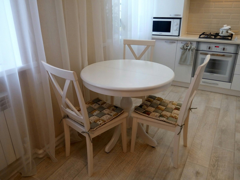 Кухонные столы в интерьере 15