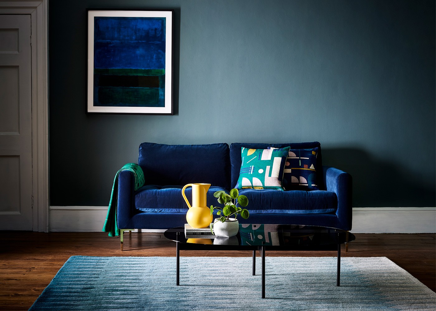 Синий диван в интерьере – советы и обзоры от специалистов