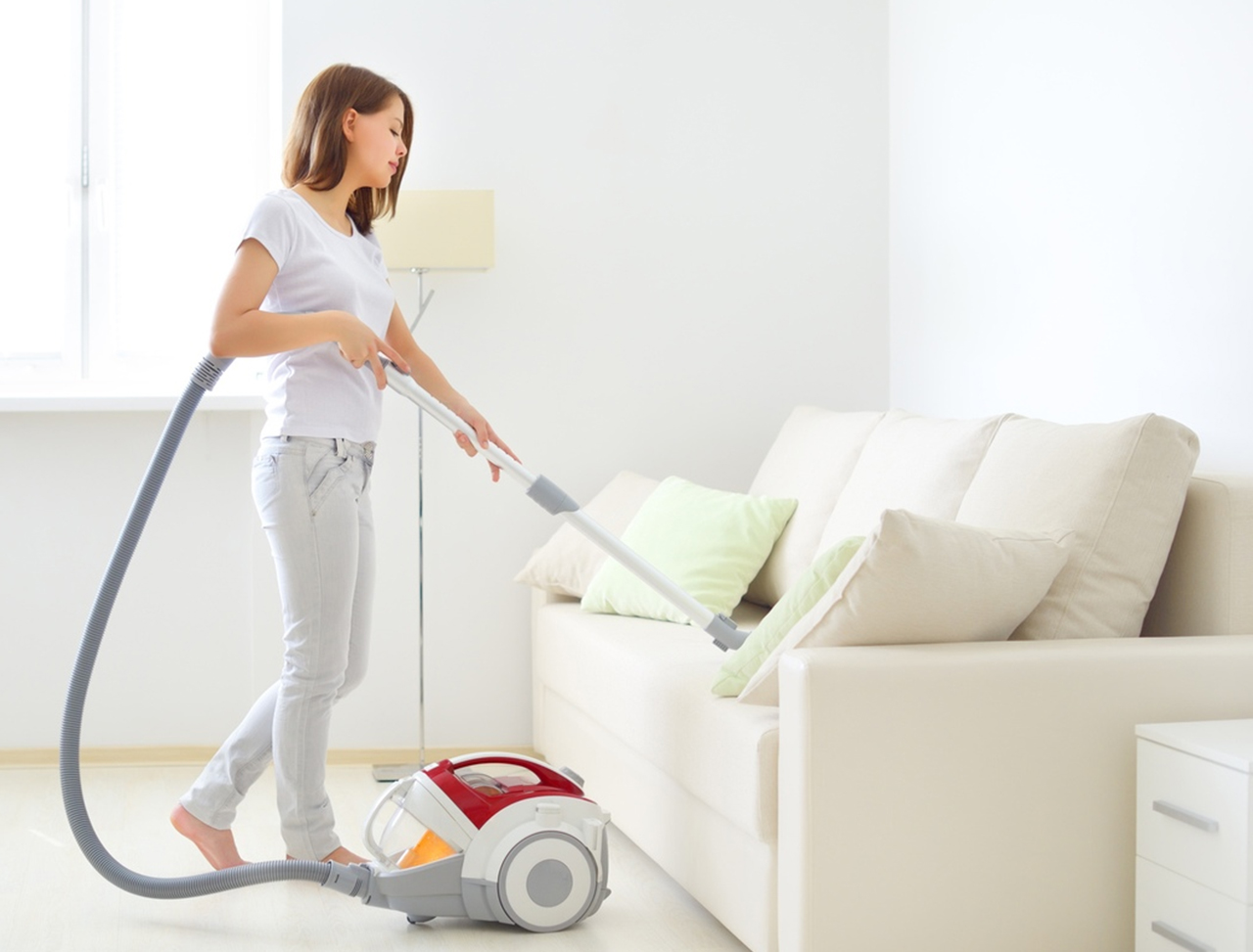 Как почистить диван в домашних условиях 4