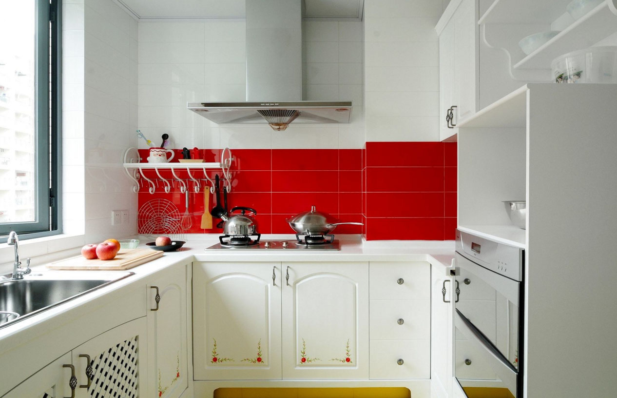 Кухонный гарнитур с красным фартуком