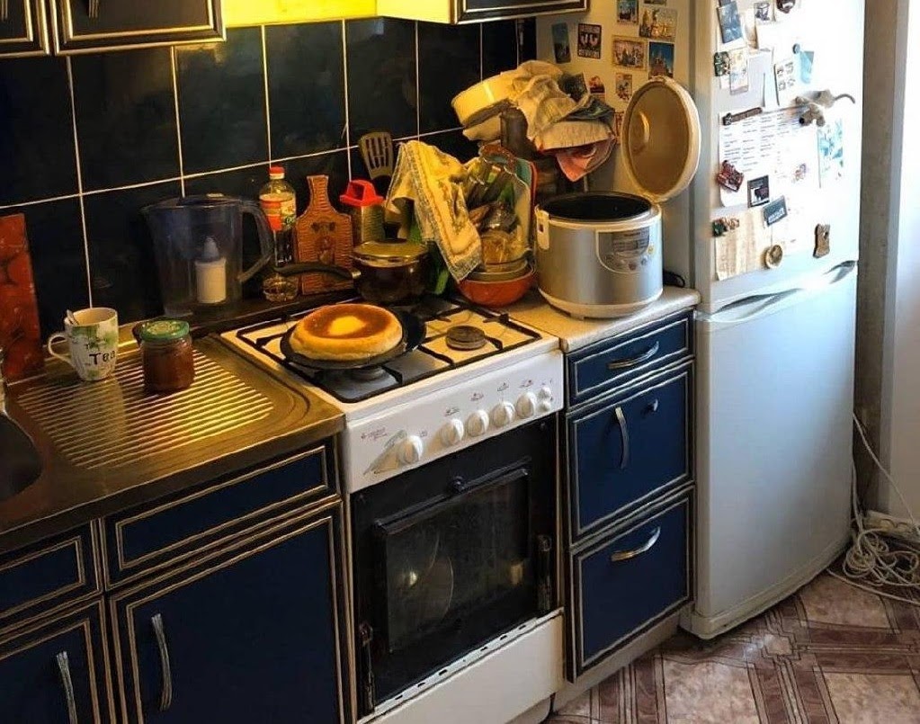 Что стало с захламлённой обшарпанной кухонькой после ремонта? Преображение 1