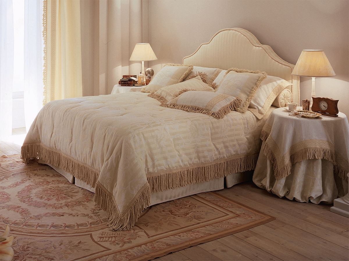 Кровати для спальни бежевого цвета