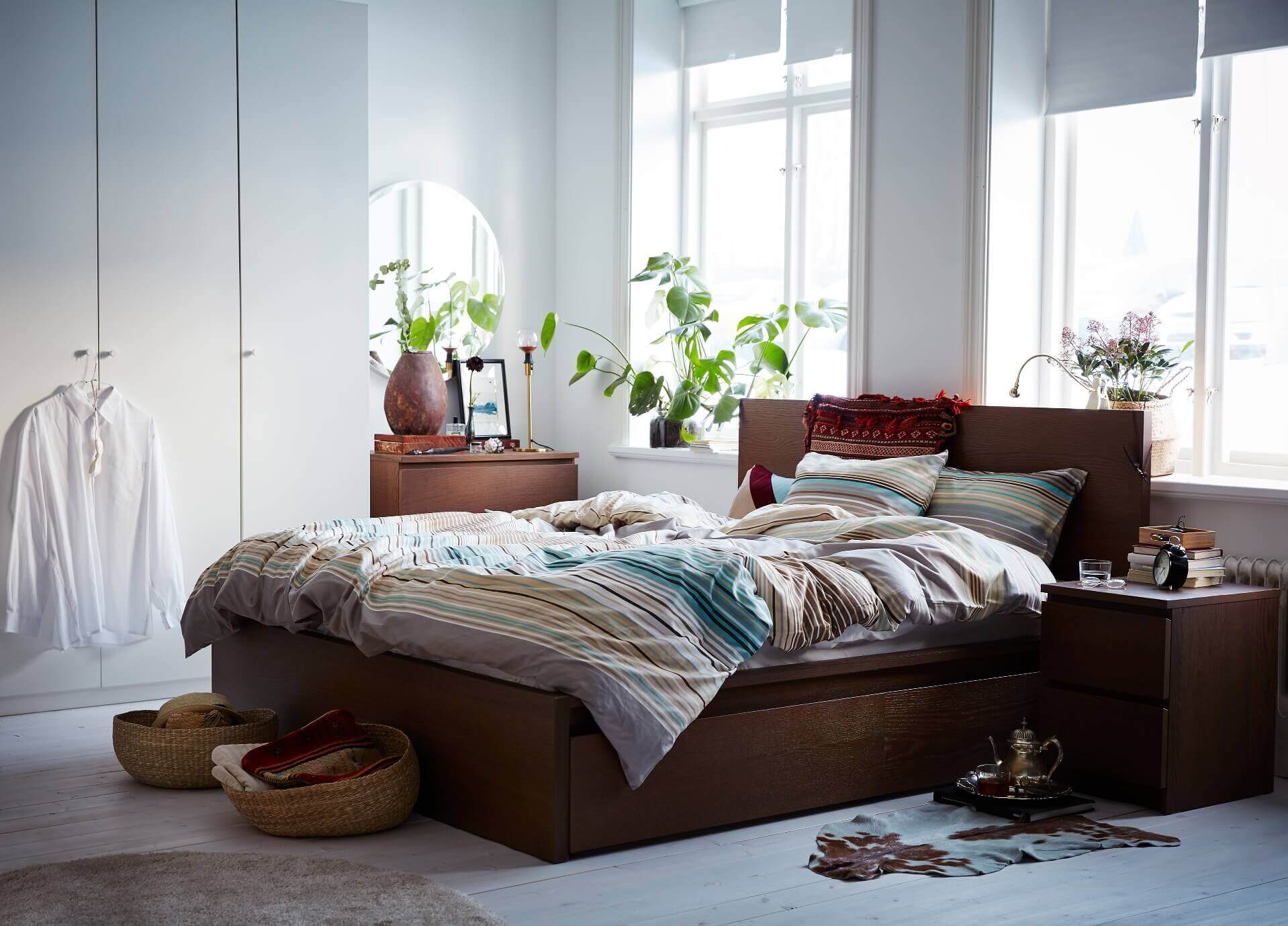 коричневая кровать 