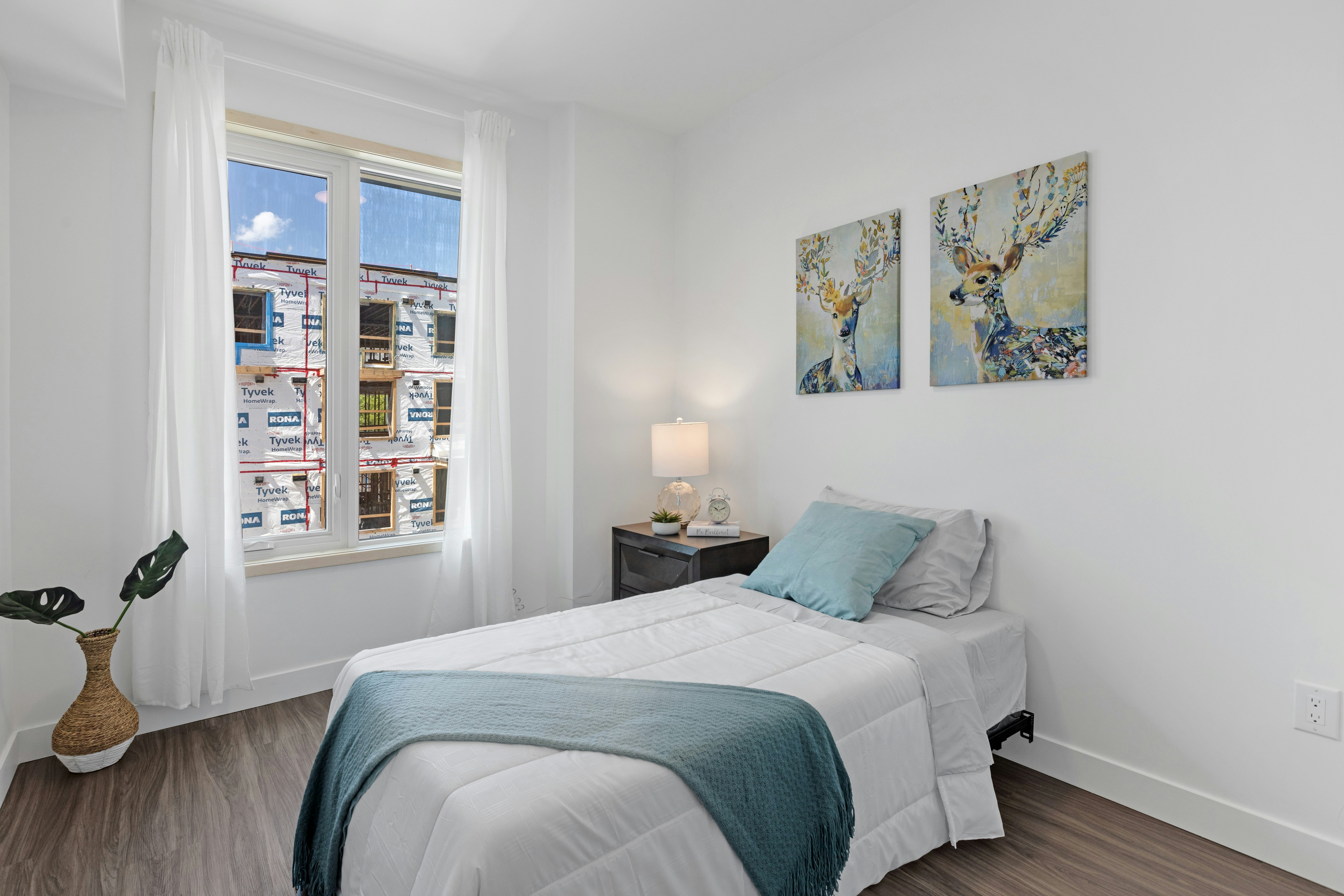 светлая спальня с окном спальня с окном