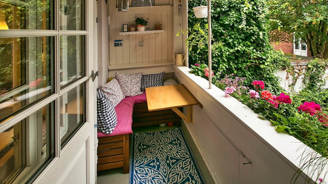 Открытый балкон с угловым диваном