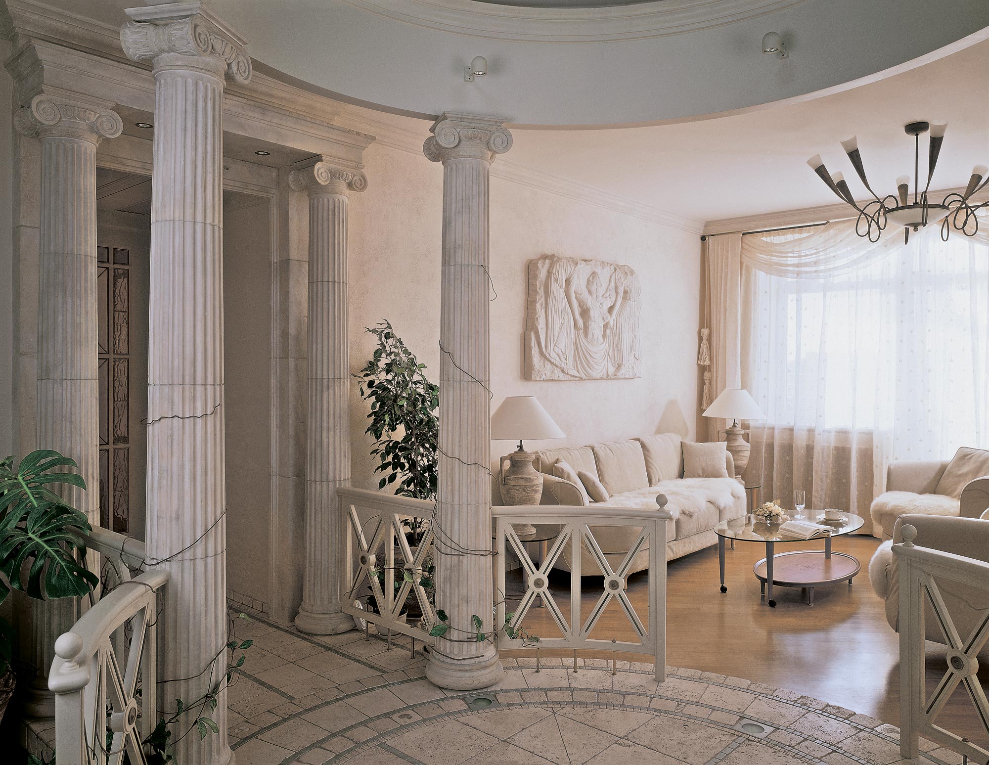 колонны в гостиной