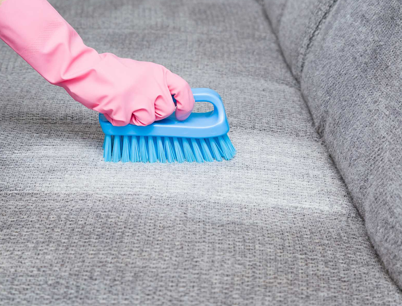 Как почистить диван в домашних условиях 2