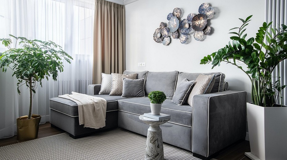 Серый угловой диван в гостиной