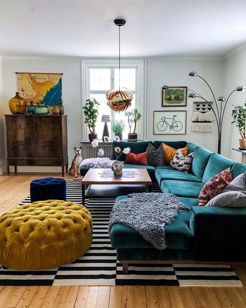 бирюзовый диван и желтая банкетка в гостиной