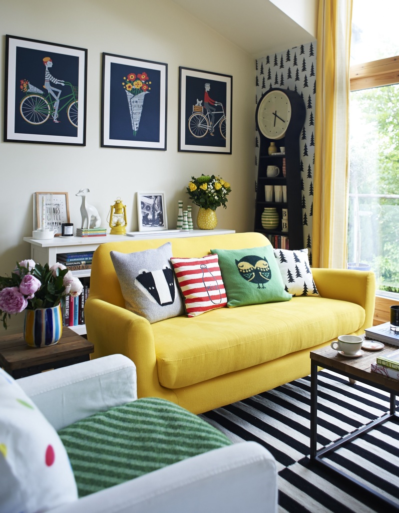 Желтый диван в Сканди стиле