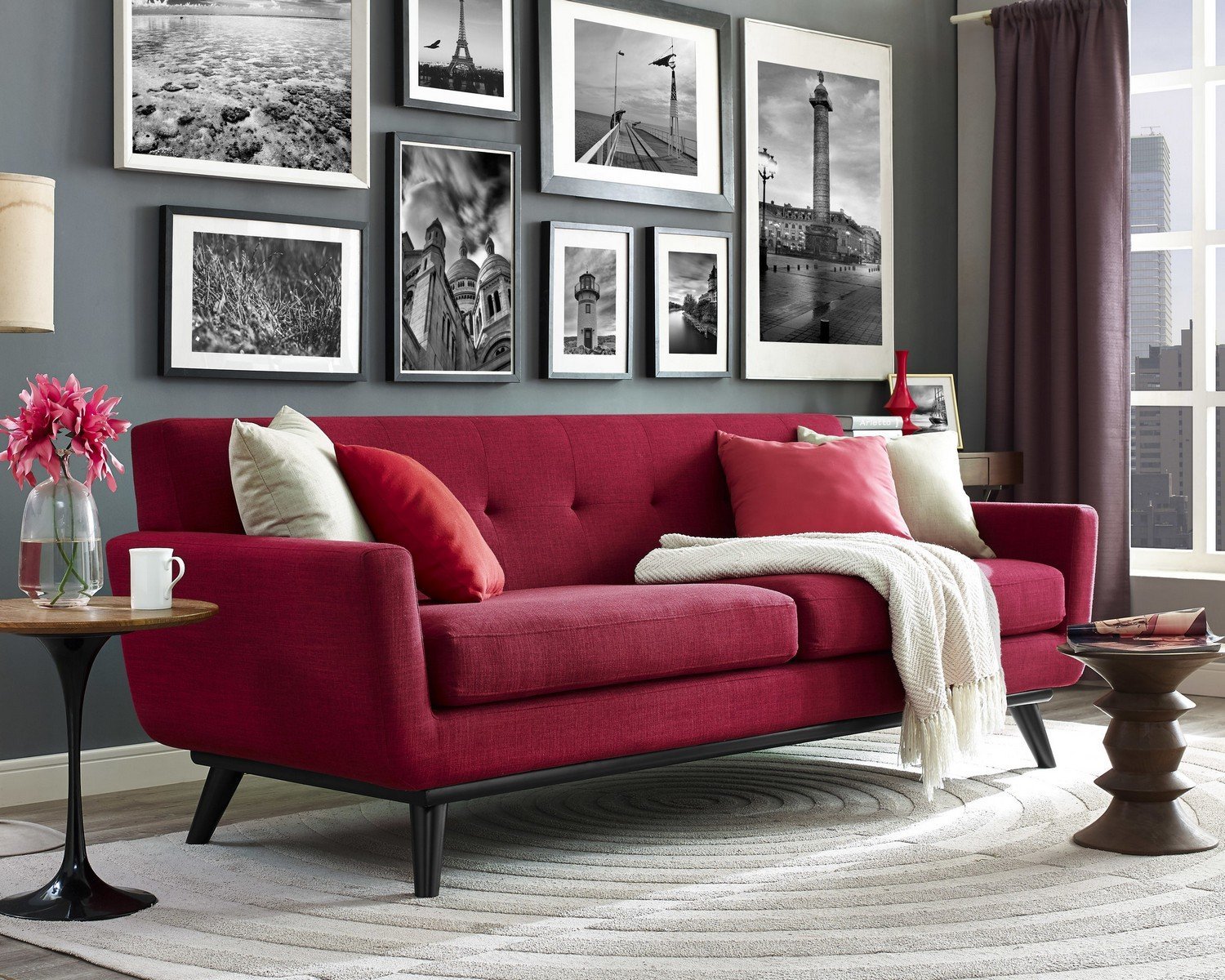 Много мебели красный диван