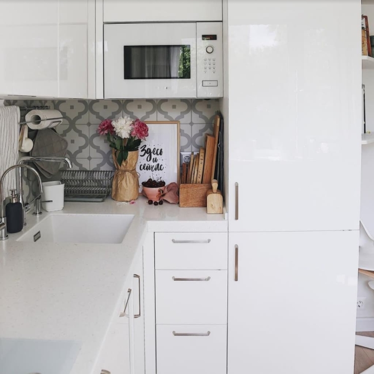 Как сделать красивой белую кухню: простые детали 1
