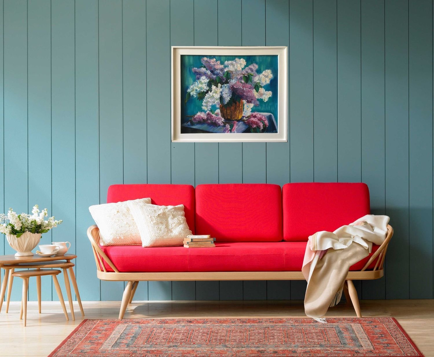 красный диван-кушетка деревянная основа и подлокотники