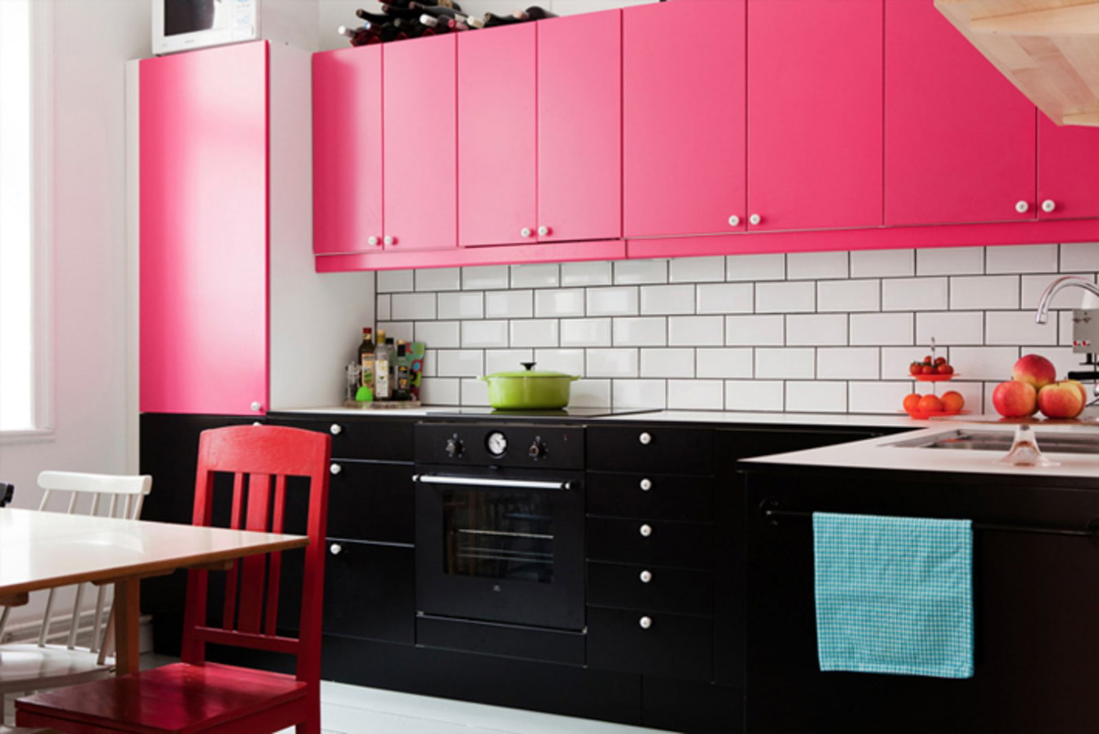 черно-розовая кухня