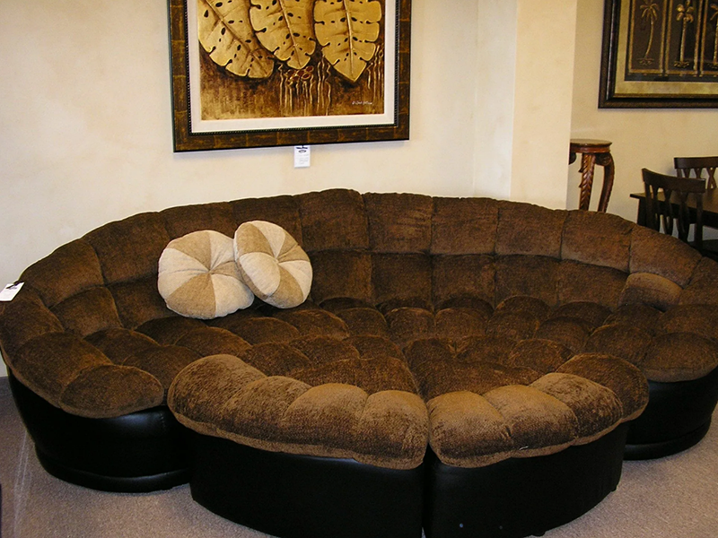 Коричневый круглый диван в гостиную