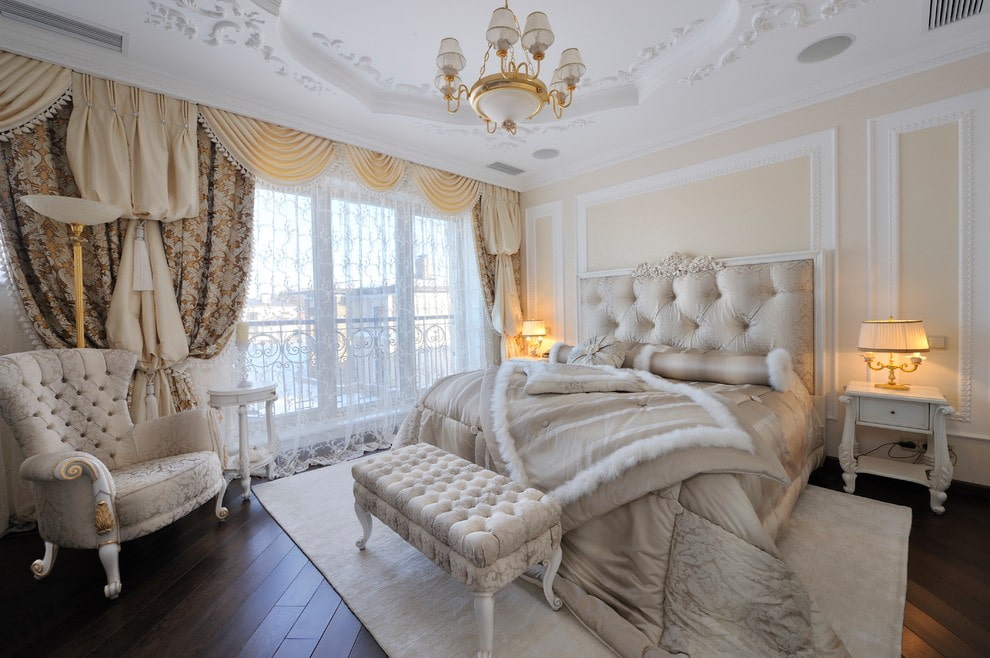 Спальня светлая с красивыми шторами