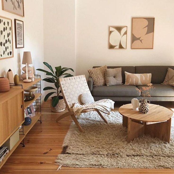 Интерьер комнаты с деревянными элементами мебели