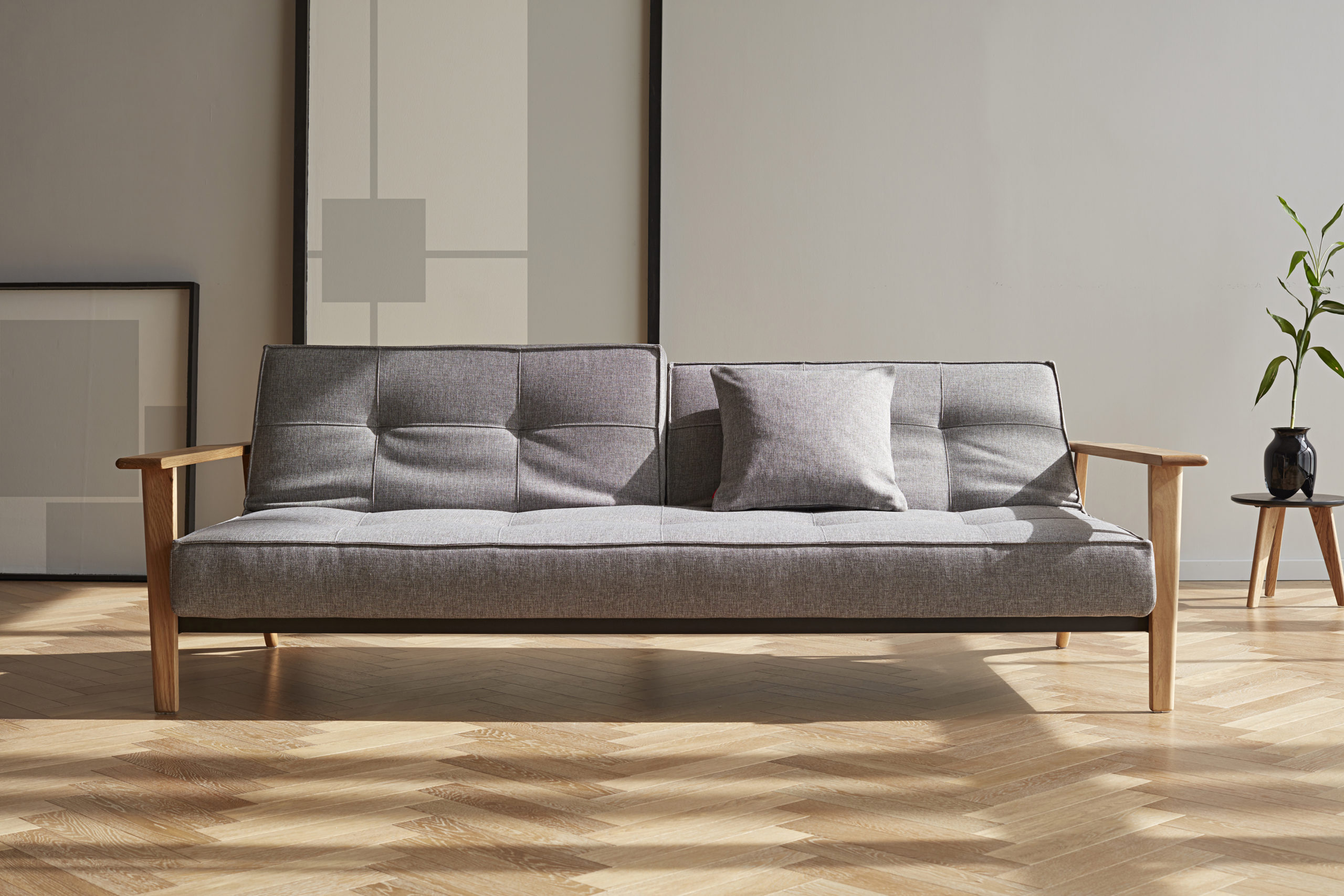 диван с деревянными подлокотниками