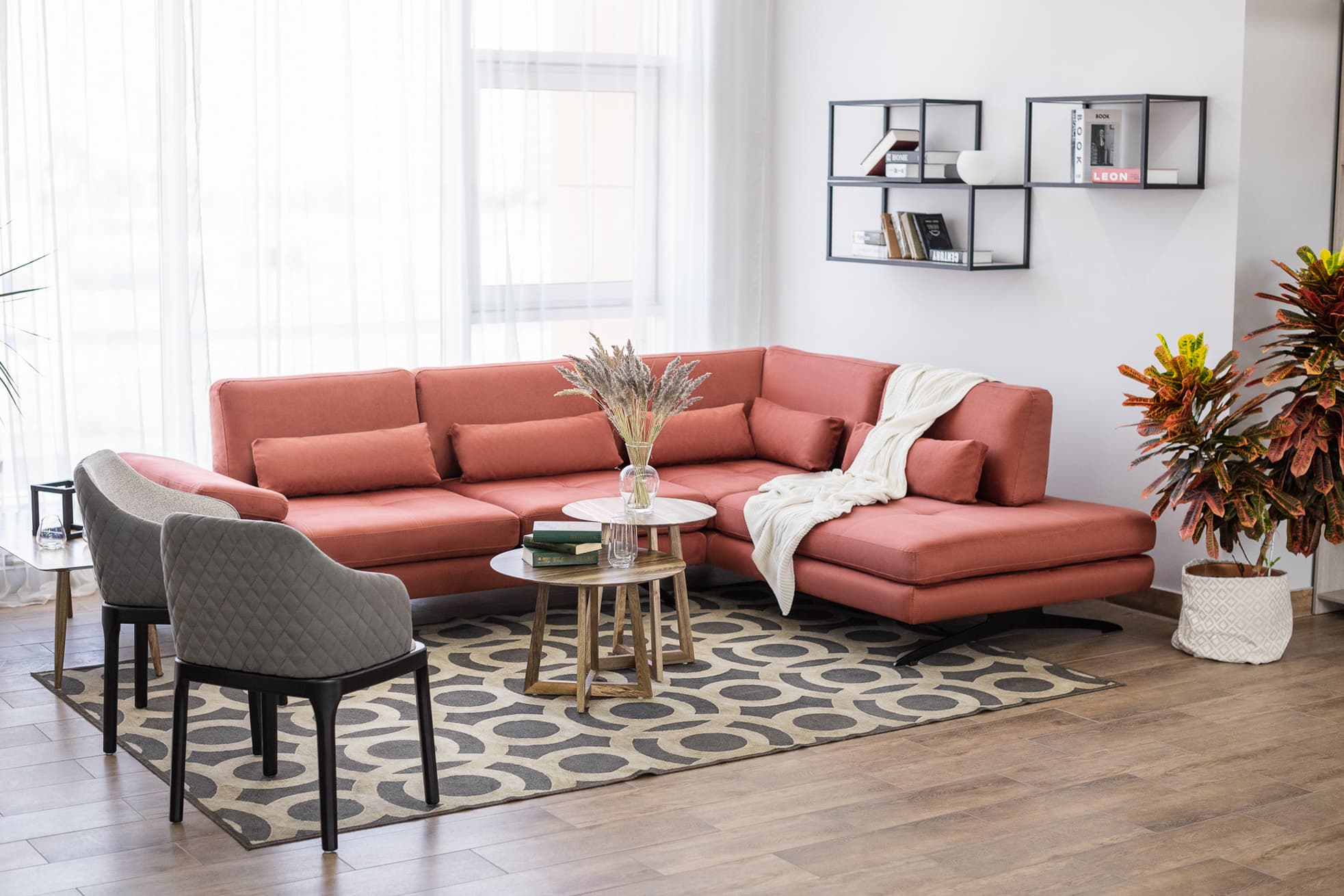 Модульный диван розового цвета