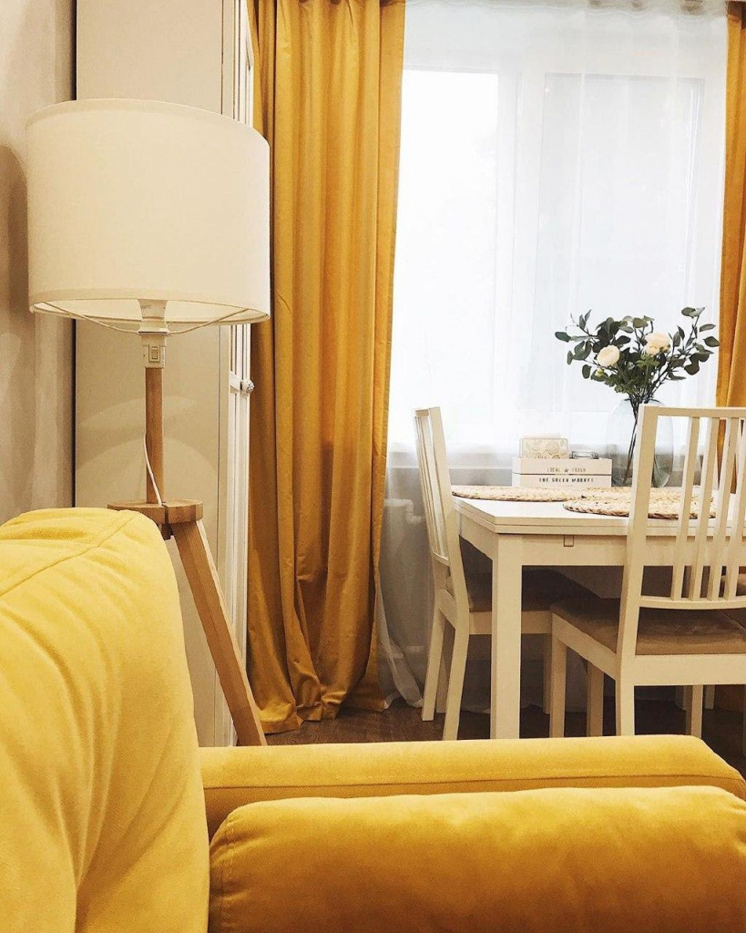 гостиная с яркой мебелью купить желтый диван